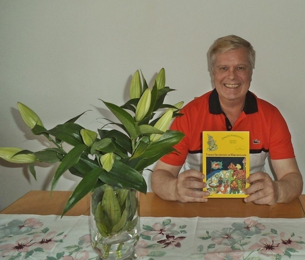 Dieter Fleischhauer mit seinem Märchenbuch "Tommis Erlebnisse im Märchenland".